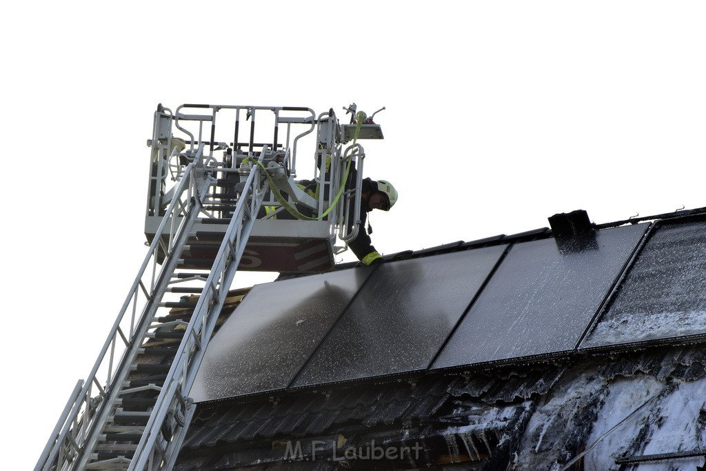 Feuer 2 Dachstuhl Koeln Dellbrueck Von der Leyen Str P140.JPG - Miklos Laubert